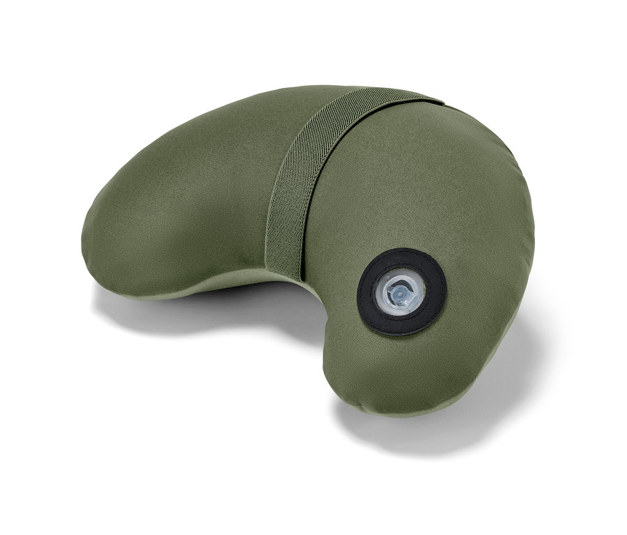 Grünes aufblasbares Nackenkissen.