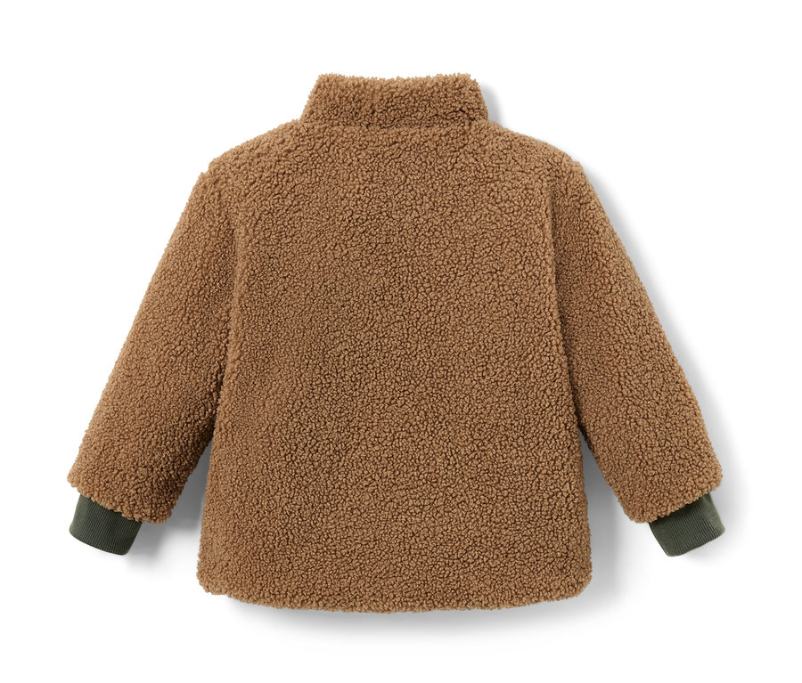 Rückansicht einer braunen Kinder-Wendejacke mit langen Ärmeln und grünen Bündchen.