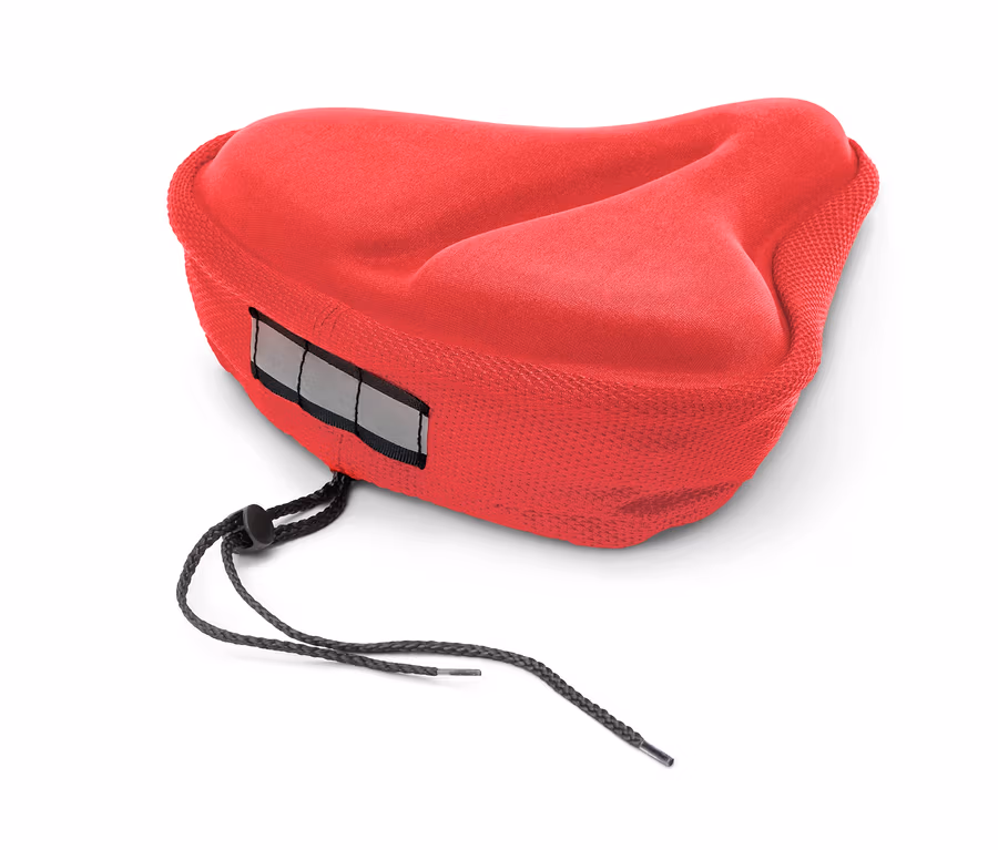 Roter Sattelbezug mit Memoryfoam auf weißem Hintergrund.