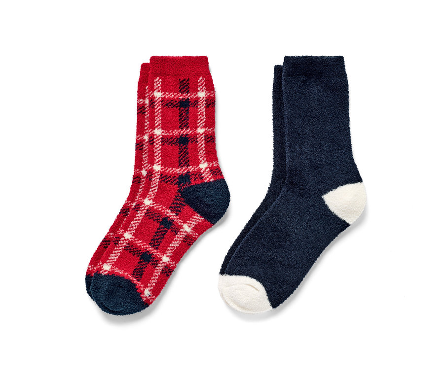 Zwei Paar Kuschelsocken: ein Paar rot kariert, ein Paar dunkelblau mit weißer Spitze.