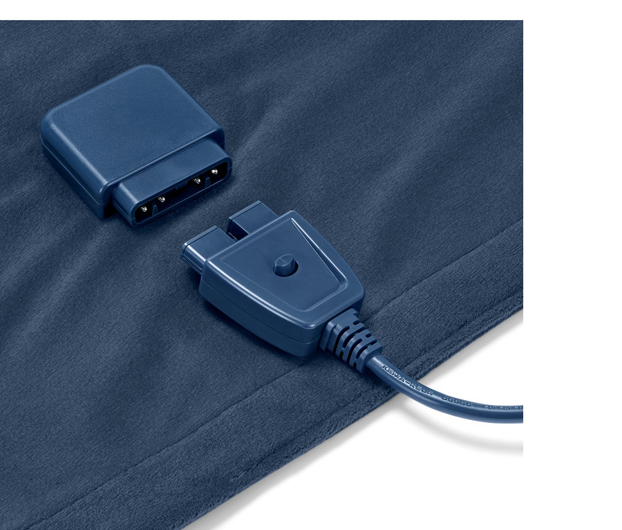 Detailansicht einer Heizdecke mit getrenntem Stecker.