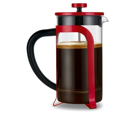 Eine rote Siebstempelkanne (800 ml, 6 Tassen) steht auf einer weißen Fläche.