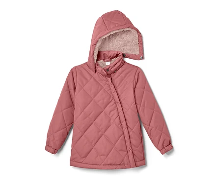 Eine rosa Kinder-Steppjacke mit Kapuze liegt.