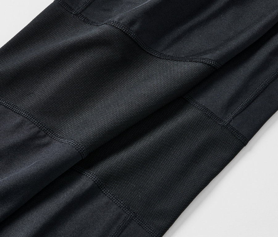 Detailaufnahme einer schwarzen Lauftight.