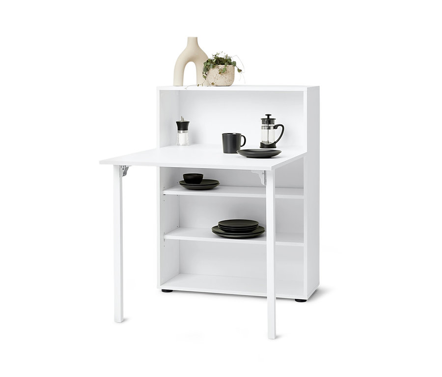 Weißes Regal mit ausklappbarem Tisch, darauf Tasse, Teller, French Press und Gewürzstreuer. Auf dem oberen Regalbrett stehen eine Vase und eine Blume.