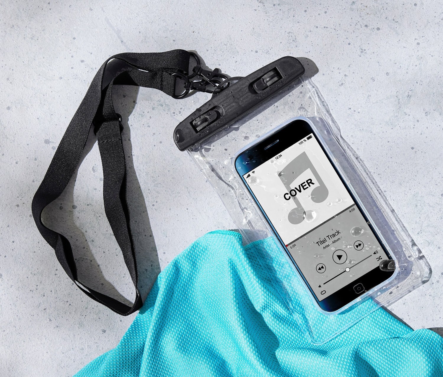 Eine wasserdichte Smartphone-Hülle liegt auf einem türkisfarbenen T-Shirt.