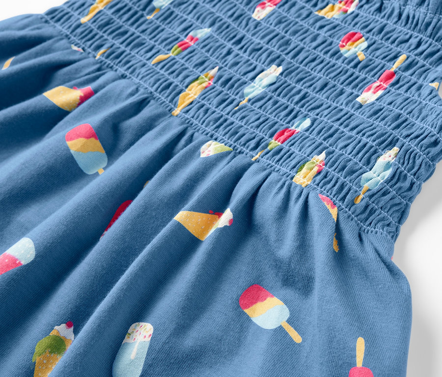 Detailansicht eines blauen Trägerkleids mit Eiscreme-Muster.