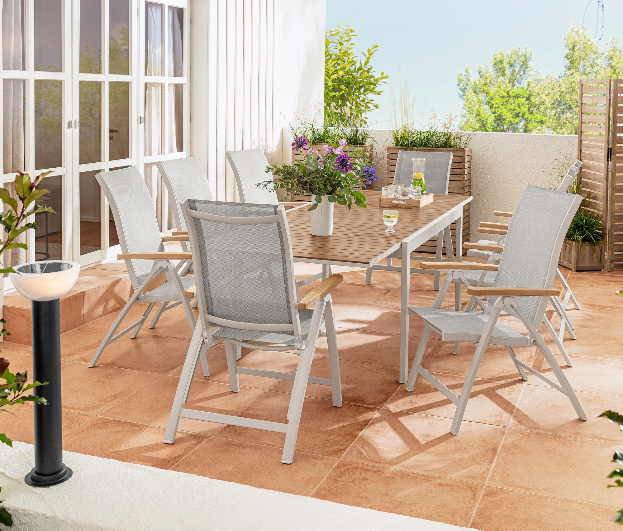 Terrasse mit Ausziehtisch »Liska« aus Aluminium, Hochlehner »Liska«, flexiblem Paravent »Tinus« und Solar-Wegleuchten.