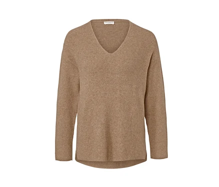 Camel-farbener Grobstrickpullover mit V-Ausschnitt.