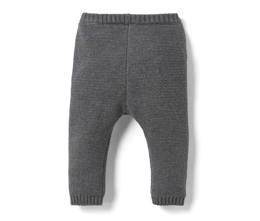 Graue Kinder-Strickhose auf weißem Hintergrund.