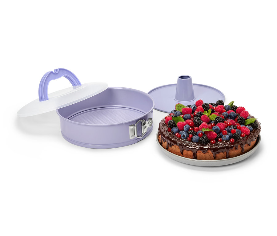 Lila Springform mit Transportdeckel neben Schokoladen-Frucht-Torte.