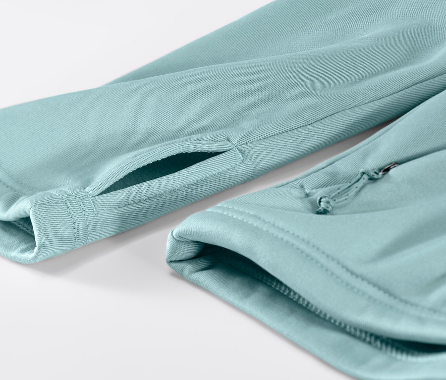 Detailansicht einer hellblauen Thermojacke.
