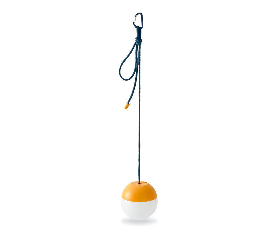 Eine LED-Lampe mit Karabiner hängt an einer blauen Schnur.