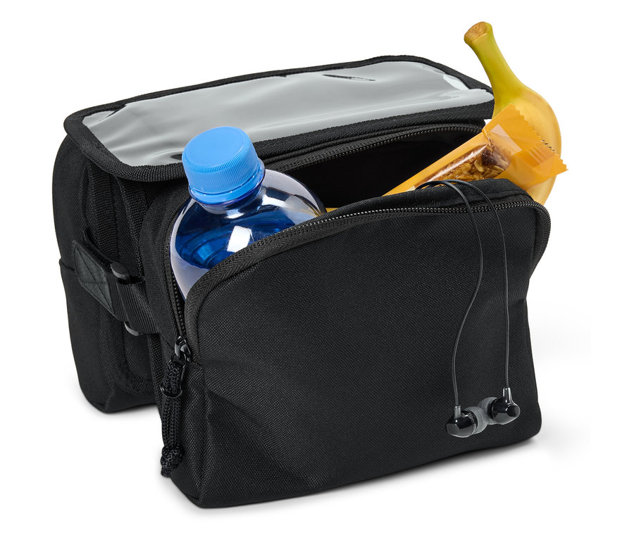 Eine schwarze Fahrradtasche ist mit einer Wasserflasche, einem Müsliriegel, einer Banane und Kopfhörern gefüllt.