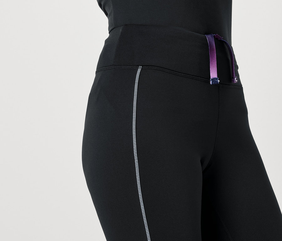 Schwarze Leggings mit lila-pinkfarbenem Kordelzug in der Taille.