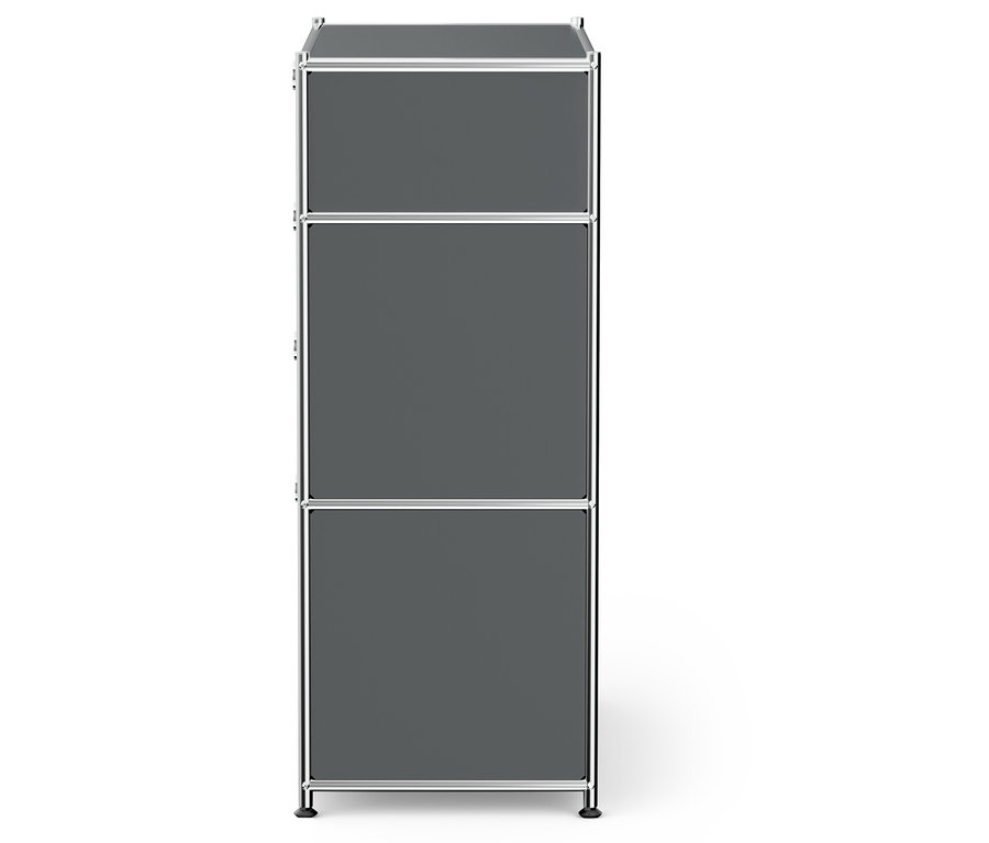 Grauer Schrank mit silbernem Rahmen und drei Regalen.