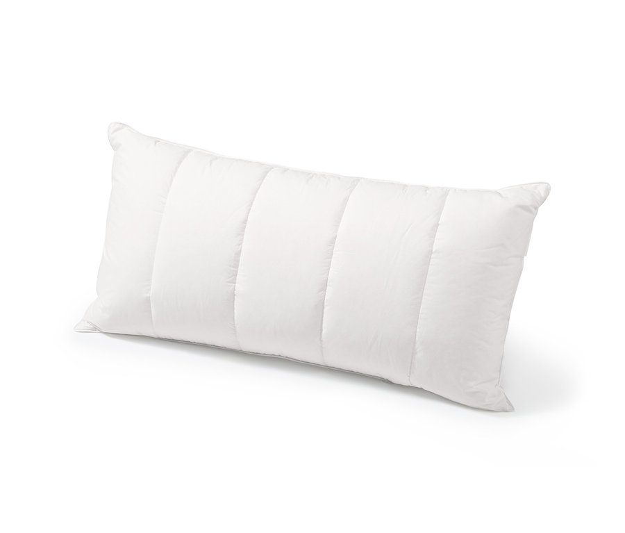 Ein weißes Zirbenkopfkissen liegt auf einem weißen Hintergrund.