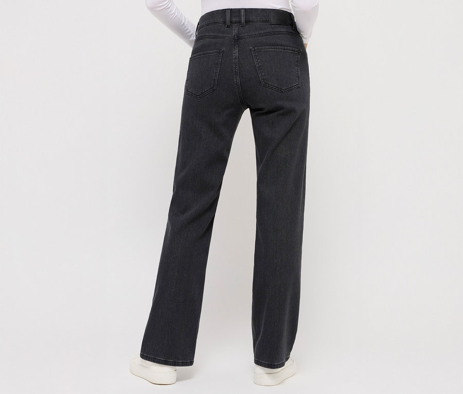 Rückansicht einer Frau, die eine dunkelgraue Angels Denim »Lara«, Straight Fit und weiße Turnschuhe trägt.