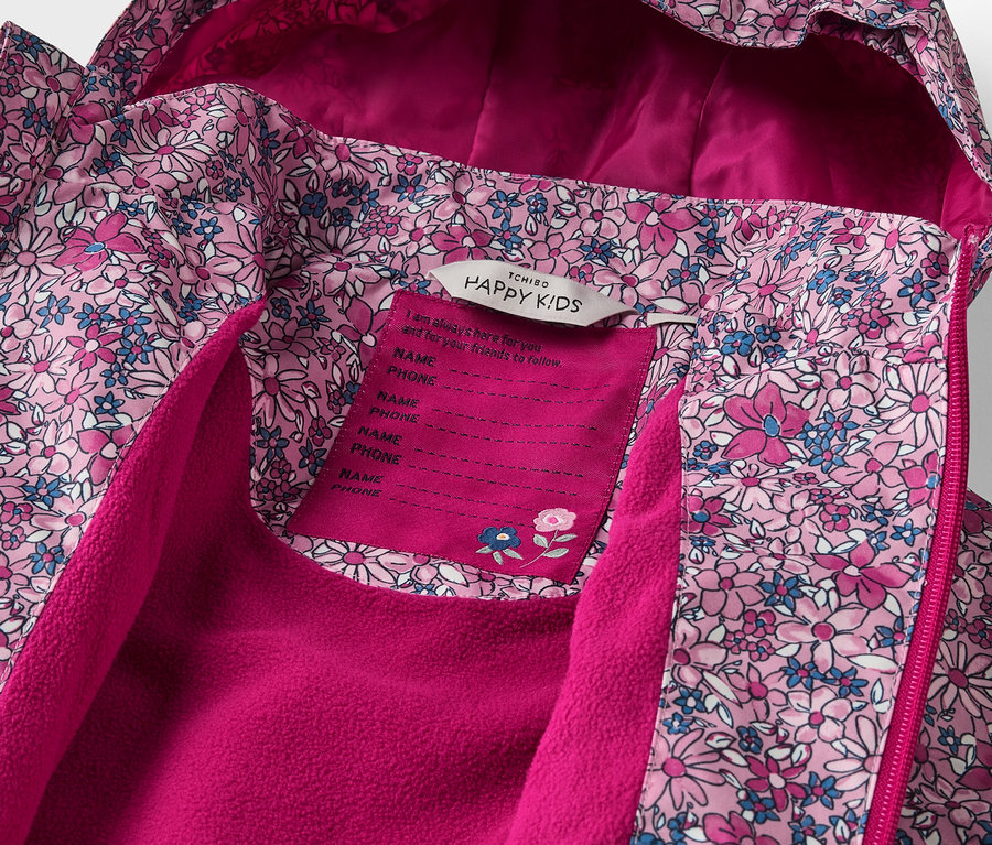 Detailansicht einer Kinder-Thermo-Regenjacke mit Blumenmuster.