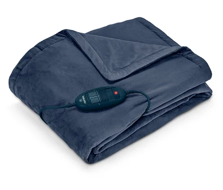 Zusammengelegte dunkelblaue Heizdecke mit Beurer-Controller und roter Kontrollleuchte.
