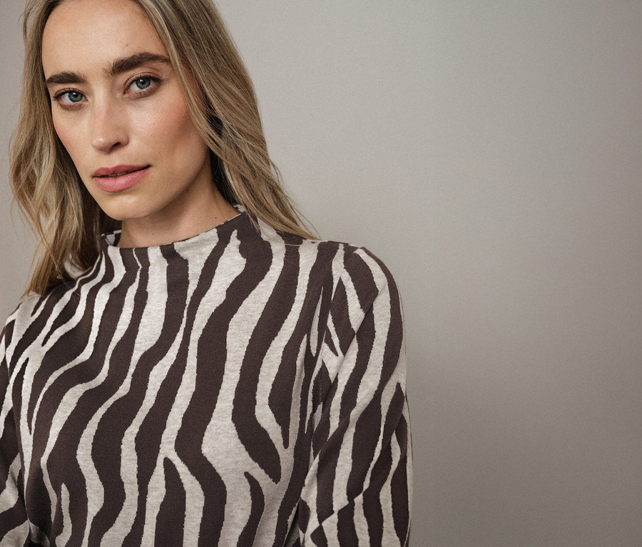 Frau trägt ein Street One Jacquard-Shirt mit Zebramuster.