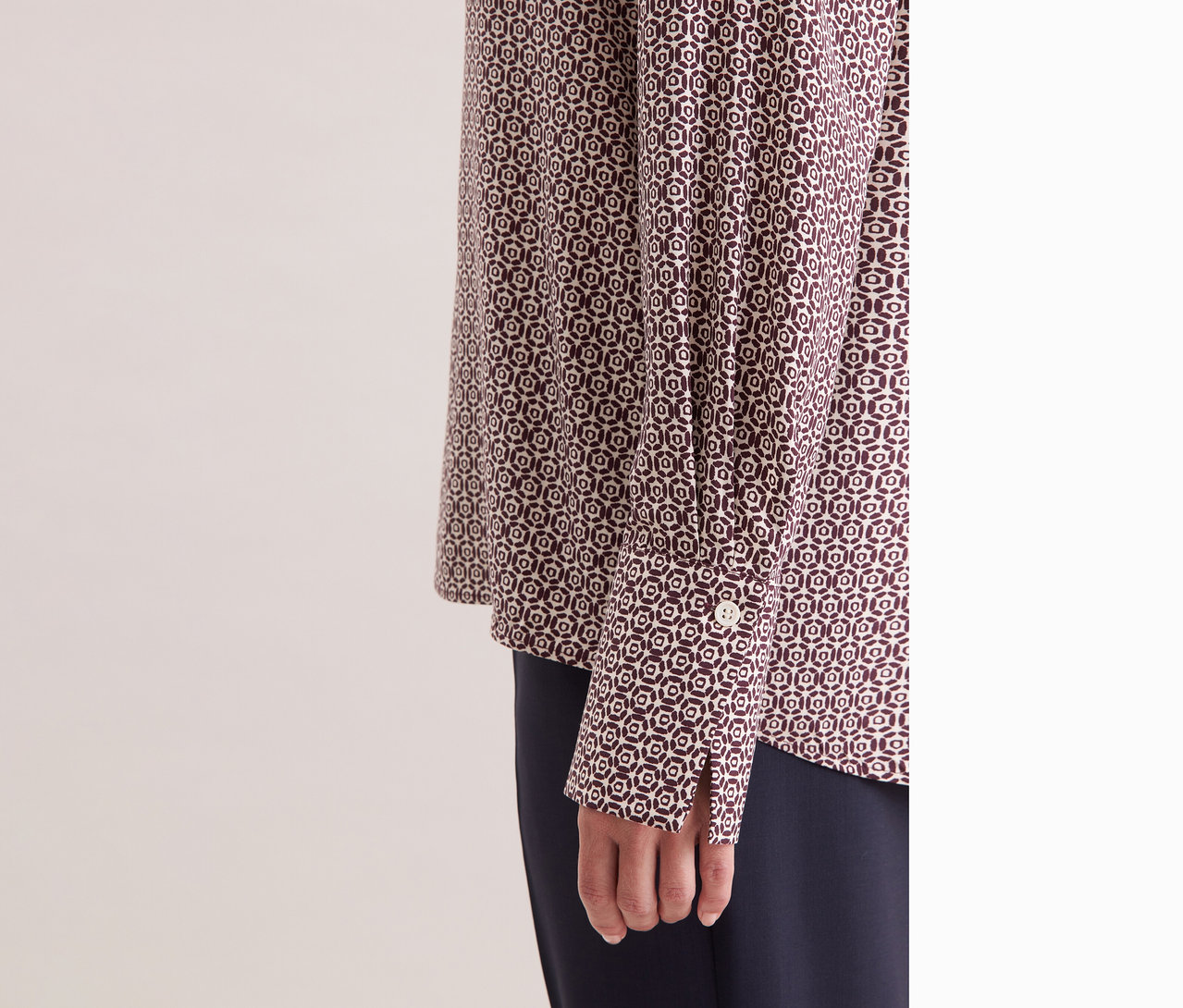 Nahaufnahme einer Frau, die eine Seidensticker Tunika aus Viskose mit ecru-burgundy Alloverprint trägt.