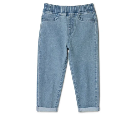 Helle Jeans mit elastischem Bund und hochgekrempelten Hosenbeinen, liegend auf einem weißen Hintergrund.