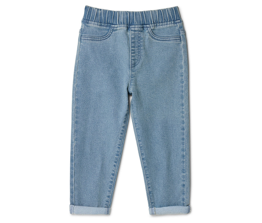 Helle Jeans mit elastischem Bund und hochgekrempelten Hosenbeinen, liegend auf einem weißen Hintergrund.