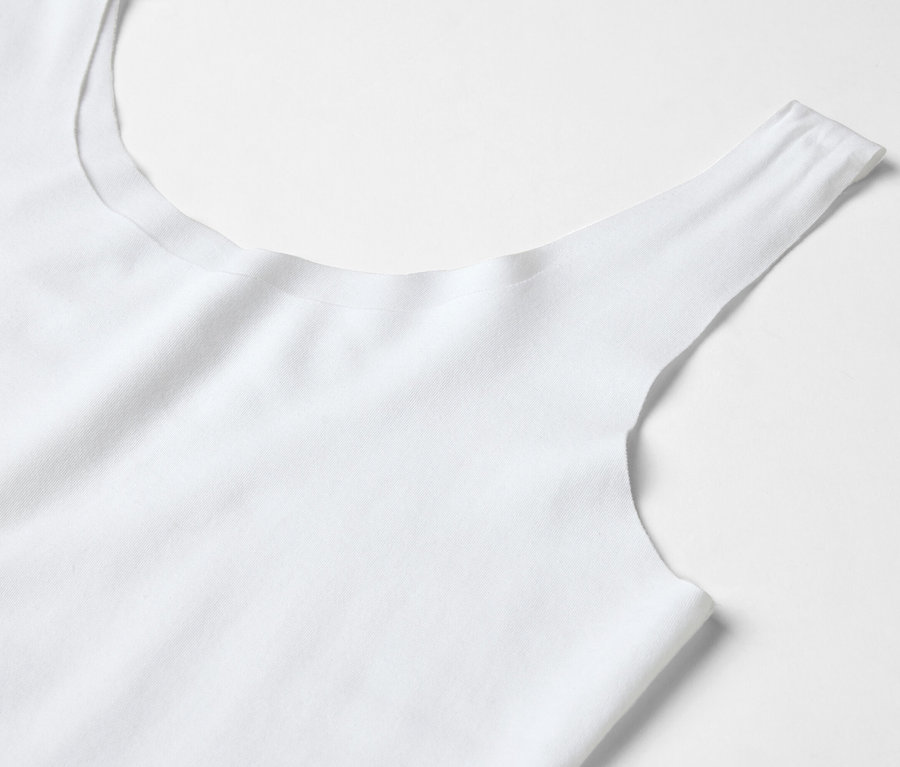 Nahaufnahme eines weißen Tanktops.