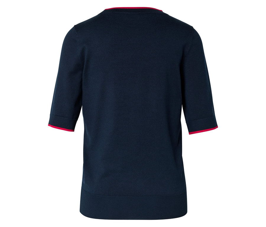 Dunkelblaues Shirt mit Dreiviertelärmeln und rotem Saum an Ärmeln und Ausschnitt, von hinten fotografiert.