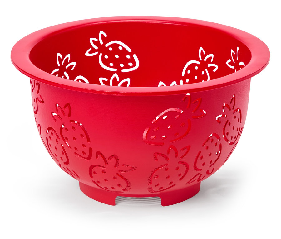 Rotes Sieb mit Erdbeermuster.