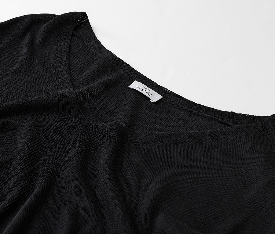Detailansicht eines schwarzen Strickpullovers mit V-Ausschnitt.