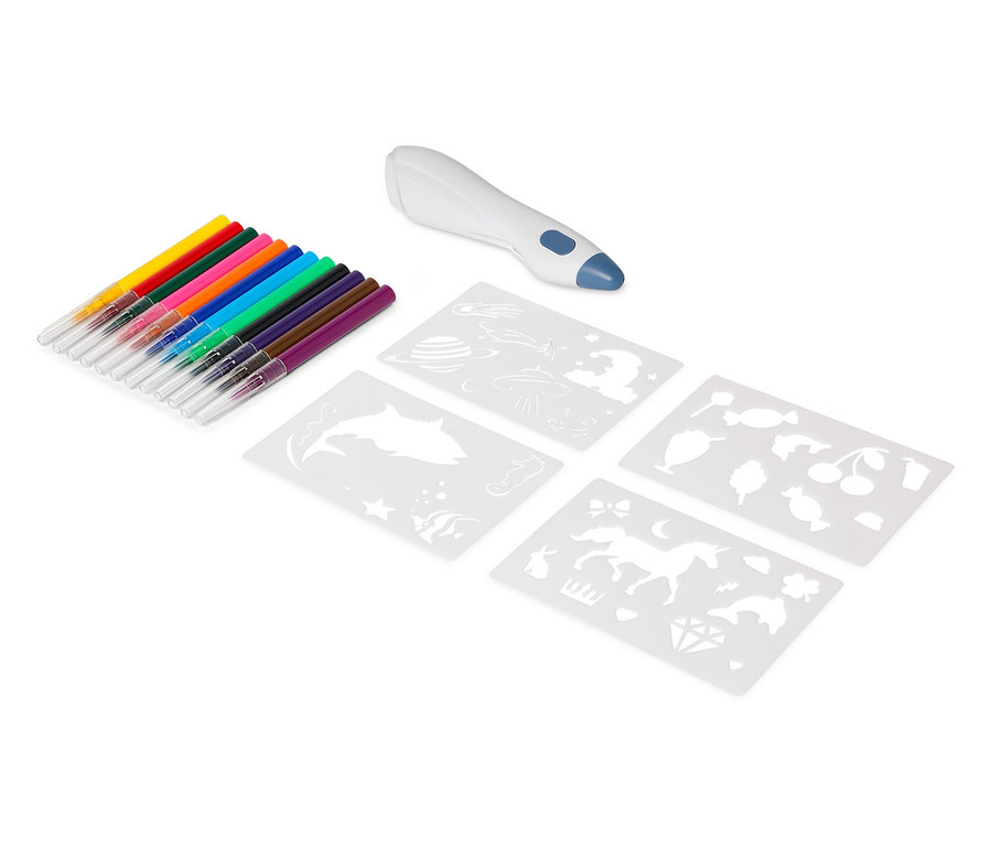 Stifte, ein 3D-Stift und Schablonen liegen auf einem weißen Hintergrund.