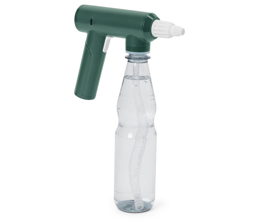 Grüne Sprühpistole mit transparenter Flasche auf weißem Hintergrund.