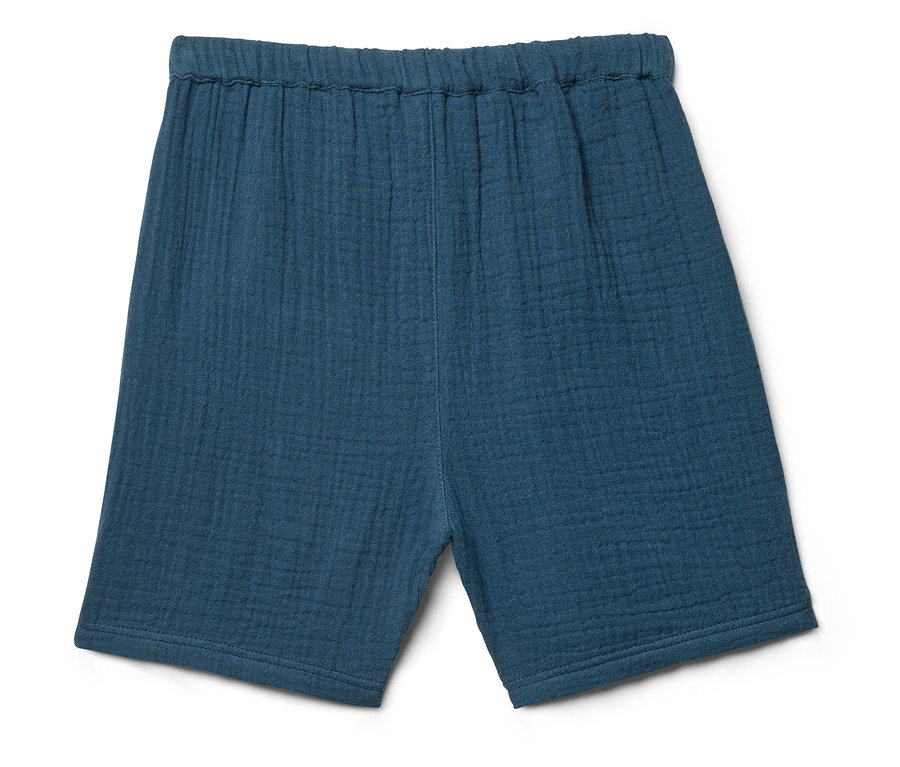 Blaue Shorts mit elastischem Bund liegen auf einem weißen Hintergrund.