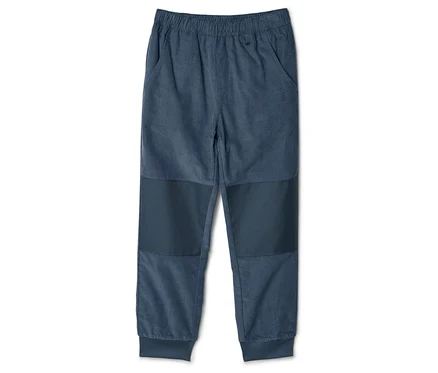 Eine blaue Cordhose mit Gummibund und Knie-Patches liegt auf einem weißen Hintergrund.