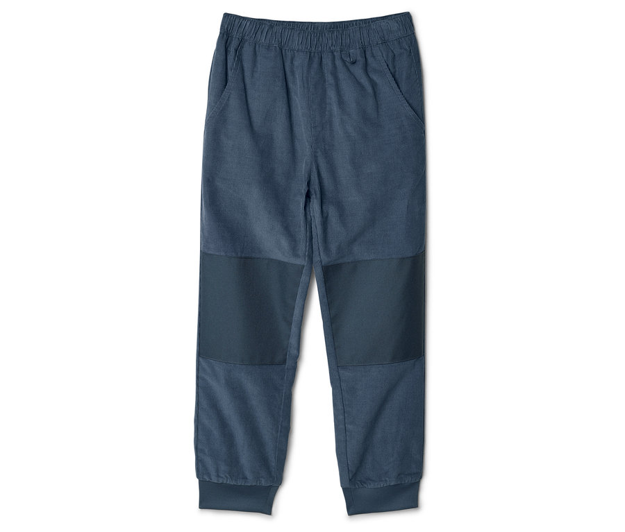 Eine blaue Cordhose mit Gummibund und Knie-Patches liegt auf einem weißen Hintergrund.