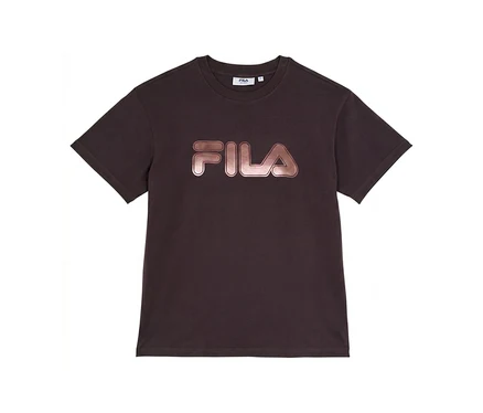 Dunkelbraunes T-Shirt mit kurzem Arm und einem metallisch roségoldenen FILA-Logo auf der Brust.