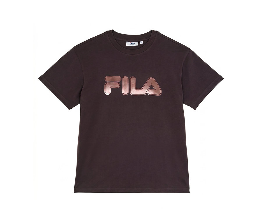 Dunkelbraunes T-Shirt mit kurzem Arm und einem metallisch roségoldenen FILA-Logo auf der Brust.