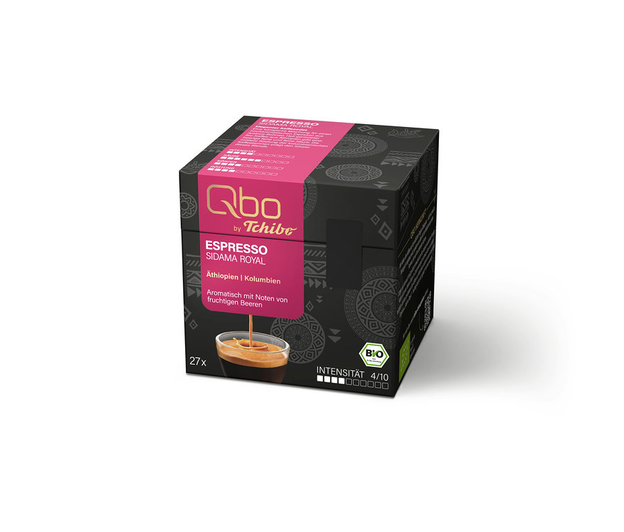 Schwarze Packung Qbo Espresso SIDAMA ROYAL mit pinker Banderole, dem Qbo by Tchibo Logo, 27 Kapseln und einer Tasse Espresso. Intensität 4/10.