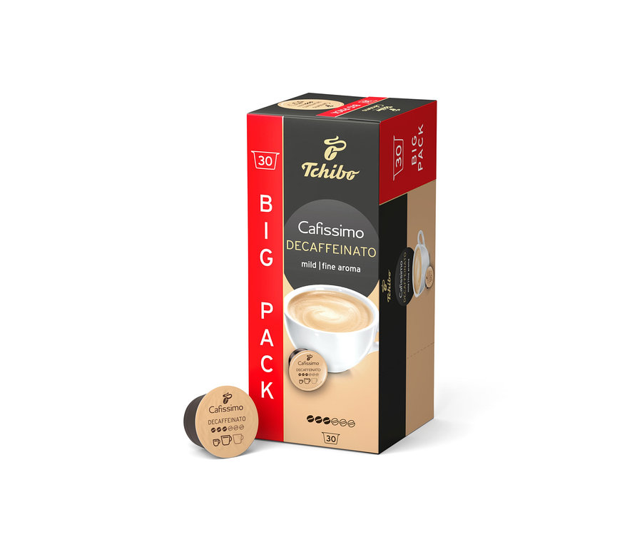 Eine Packung Cafissimo Decaffeinato - entkoffeiniert - 30 Kapseln von Tchibo steht aufrecht. Eine Kapsel liegt daneben.