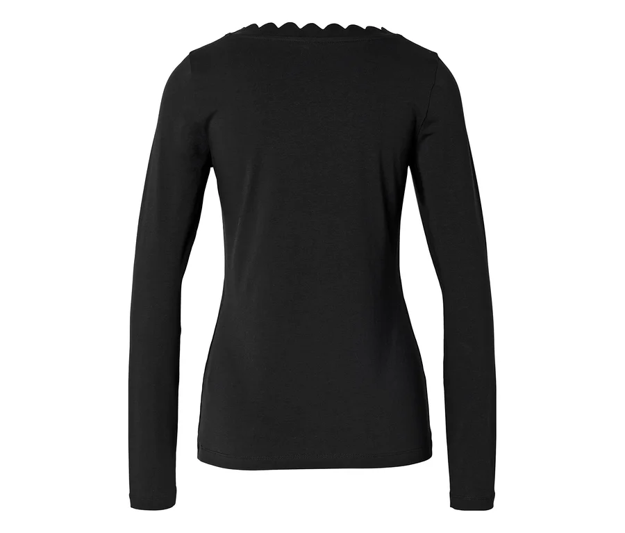 Schwarzes Langarmshirt mit Wellenkante am Ausschnitt.