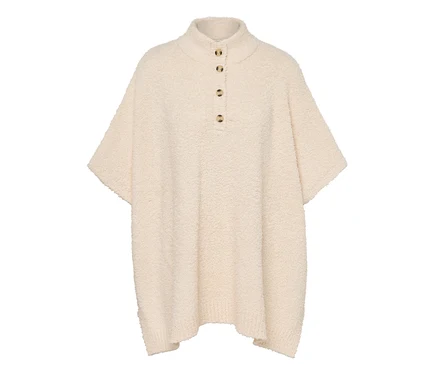 Ein beiger Kuschel-Poncho mit Kragen und Knopfleiste.