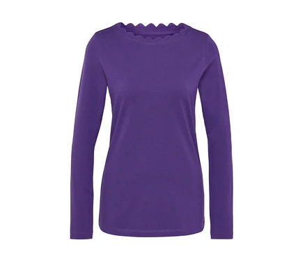 Lila Langarmshirt mit dekorativem Saum um den Hals.