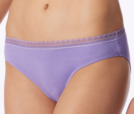 Frau trägt hellvioletten Slip mit Spitzenbesatz am Bund.