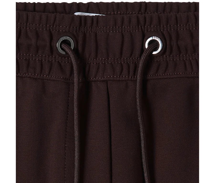 Nahaufnahme des elastischen Bundes einer braunen CECIL Jerseyhose mit Kordelzug und Metallösen.