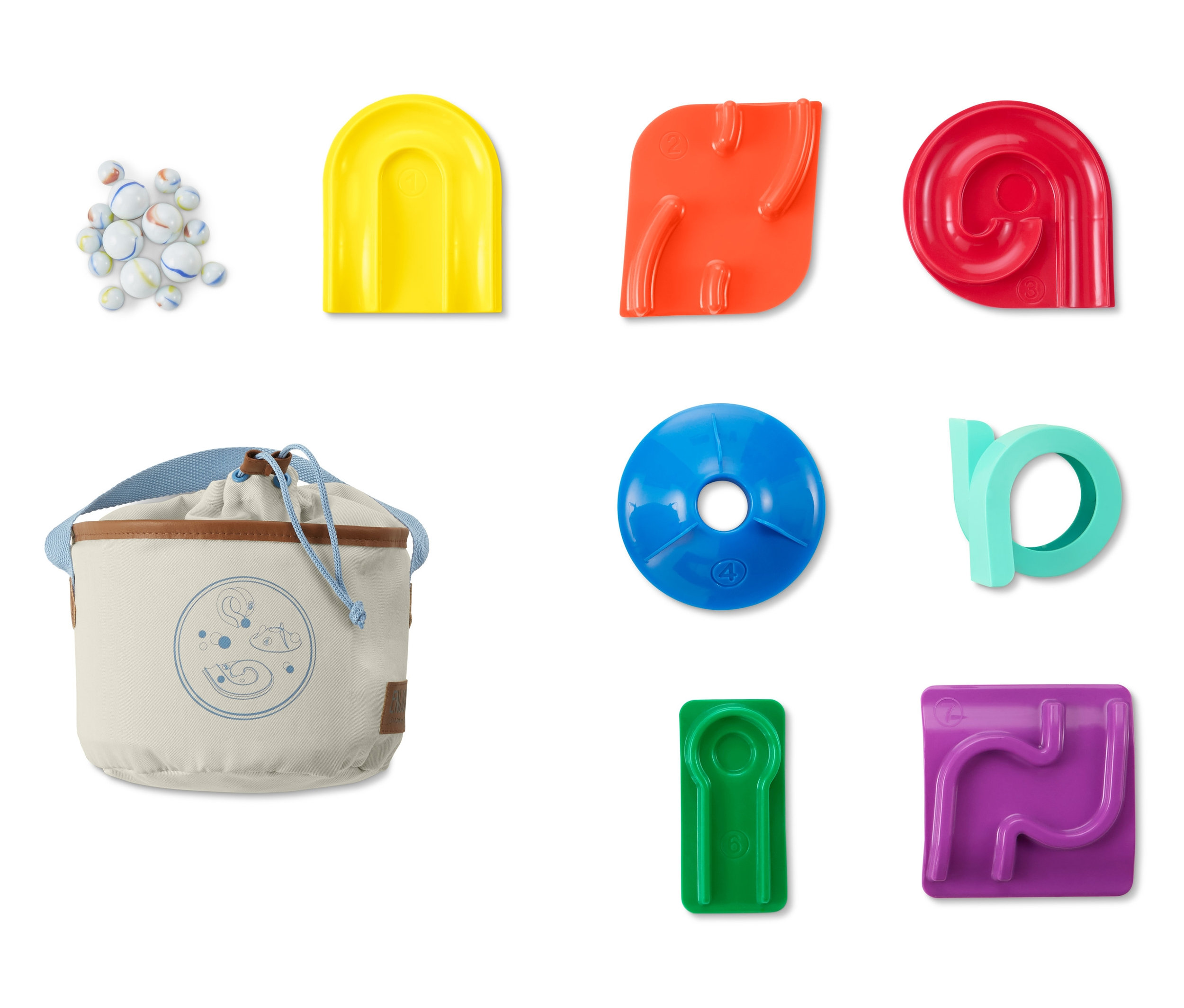 Ein Murmel-Parcours-Spiel Set mit bunten Teilen und einer Tasche.