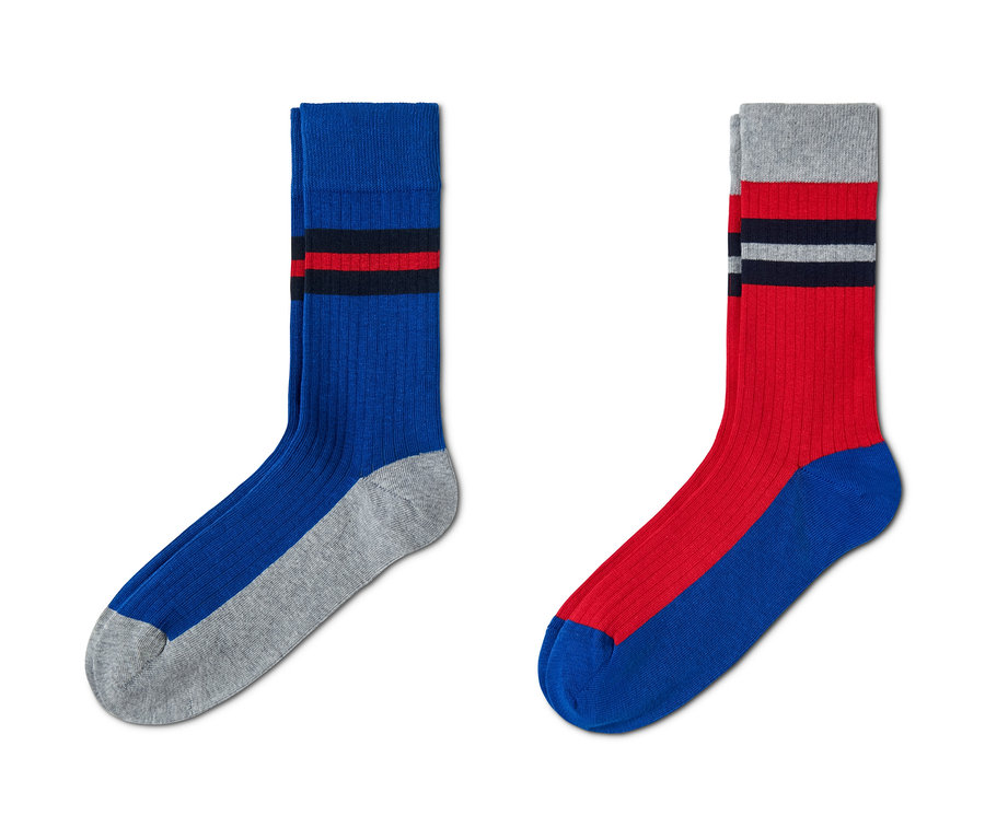Zwei Paar orangefarbene Rippstrick-Socken, eines blau-rot-schwarz gestreift mit grauer Spitze, das andere rot-grau-schwarz gestreift mit blauer Spitze.