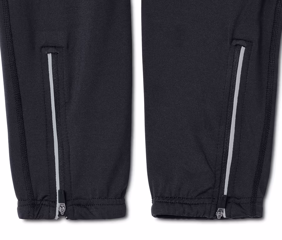 Detail einer Fahrradhose mit Reißverschlüssen an den Beinenden.
