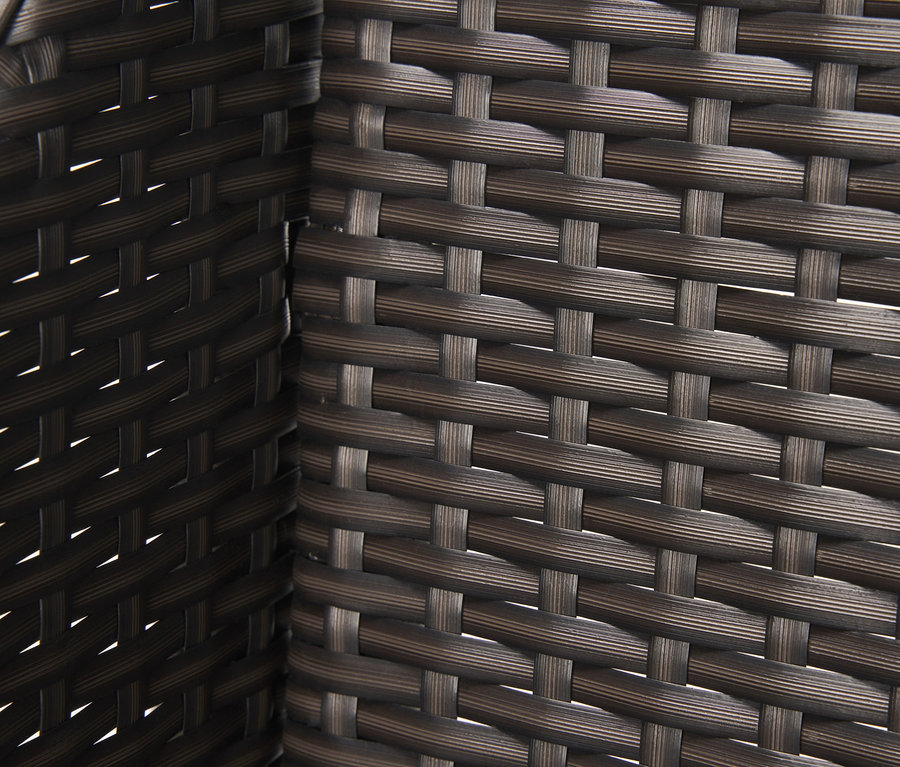 Detailaufnahme einer Eckverbindung eines Loungesessels mit Polyrattangeflecht.